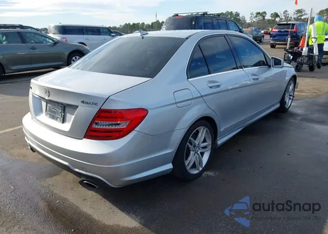2012 Mercedes-Benz C 300 Sport 4Matic z USA, uszkodzony, nr VIN WDDGF8BB5CR206477